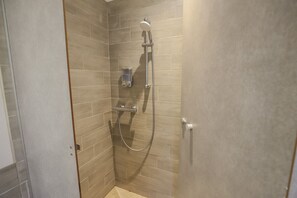 Douche, sèche-cheveux, shampoing, papier toilette