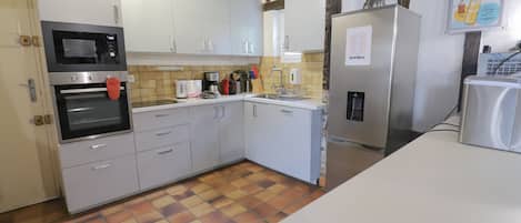 KĂŒhlschrank, Mikrowelle, Ofen, GeschirrspĂŒler