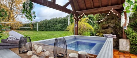 Outdoor spa tub