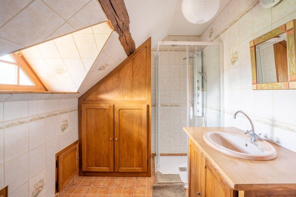 Baignoire, sèche-cheveux, shampoing, papier toilette