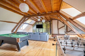 Games room - So Villa Ricardière (89) - Indoor pool - Basketball - 2h Paris - 30p. (Charny Orée de Puisaye)