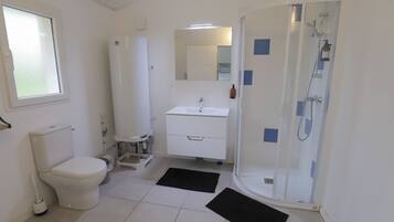 Een douche, een haardroger, toiletpapier