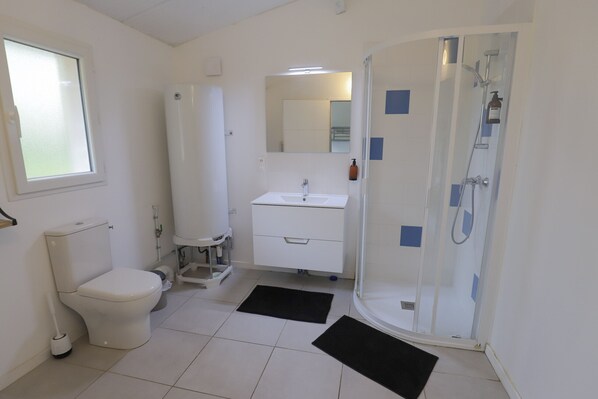 Douche, sèche-cheveux, papier toilette
