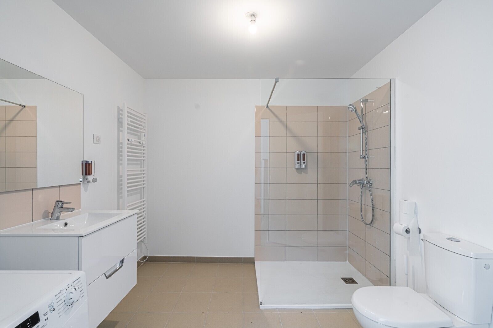 Een douche, een haardroger, toiletpapier