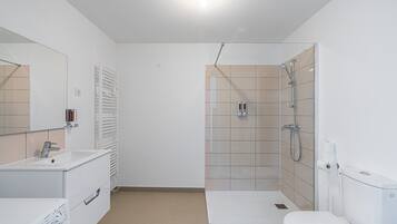 Een douche, een haardroger, toiletpapier