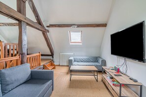 Televisión, chimenea, videojuegos y futbolito