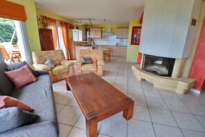 TV, fireplace