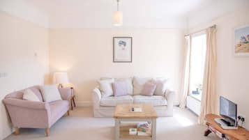 Apartamento (2 Bedrooms) | Sala de estar | Una televisión