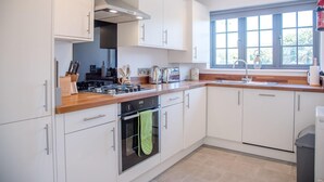 Unclassified image, 5 of 18, button - 3 Oaks Court, Thorpeness (Leiston)