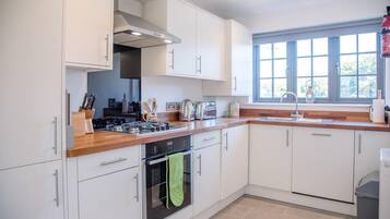 Cottage (3 Bedrooms) | Private kitchen | Microwave, oven, stovetop, dishwasher