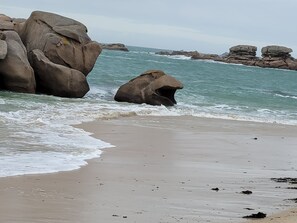 A beach with large rocks and waves. - Côte de Granit Rose, a sunny home (Louannec)