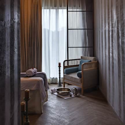 Couples treatment rooms, steam room, body treatments, aromatherapy