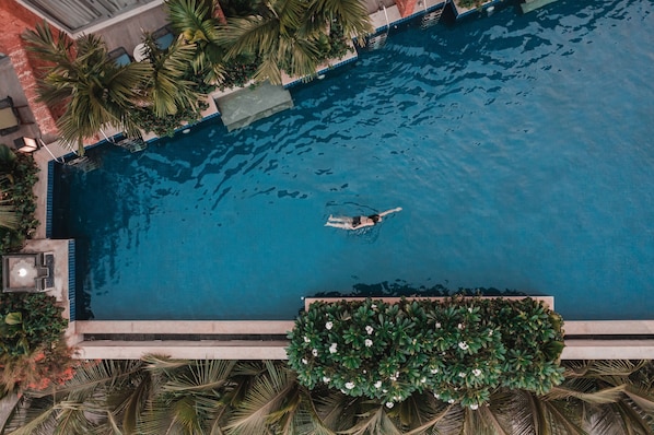 Piscine extérieure, parasols de plage, chaises longues