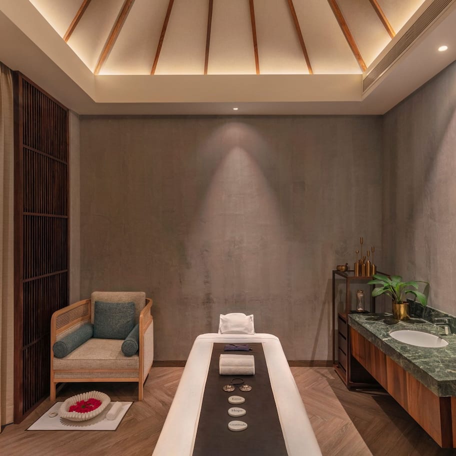 Couples treatment rooms, steam room, body treatments, aromatherapy