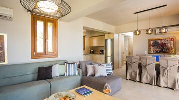 Smart TV, fireplace, video games, table tennis