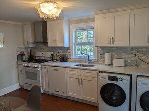 Jääkaappi, uuni, liesi, astianpesukone