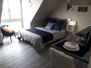 1 habitación, tabla de planchar con plancha, wifi gratis y ropa de cama