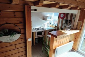 Frigorífico, microondas, horno y placa de cocina
