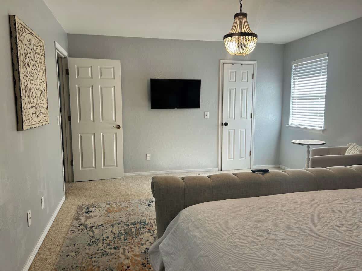 3 habitaciones, tabla de planchar con plancha, wifi y ropa de cama 