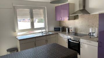 Mikrowelle, Geschirrspüler, Wasserkocher mit Kaffee-/Teezubehör