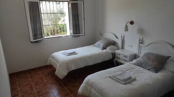 5 slaapkamers, reisbedje, beddengoed