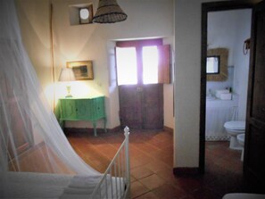 3 chambres, fer et planche à repasser