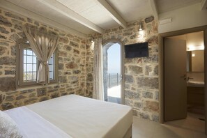 3 bedrooms, in-room safe, iron/ironing board, free WiFi