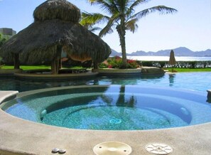 حمّام سباحة خارجي، حمّام سباحة مُدفَّأ