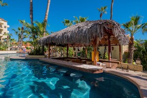 Una piscina al aire libre, una piscina climatizada