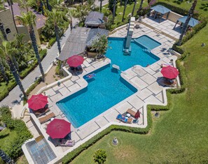 Una piscina al aire libre, una piscina climatizada