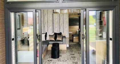 2 Bed Lodge - Sleeps 4 - Pets - Hot Tub - Parking