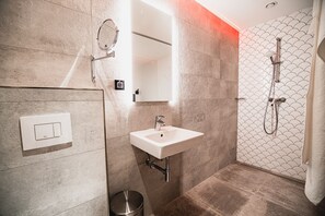 Habitación doble (Deluxe Double Room) | Baño | Toallas y papel higiénico