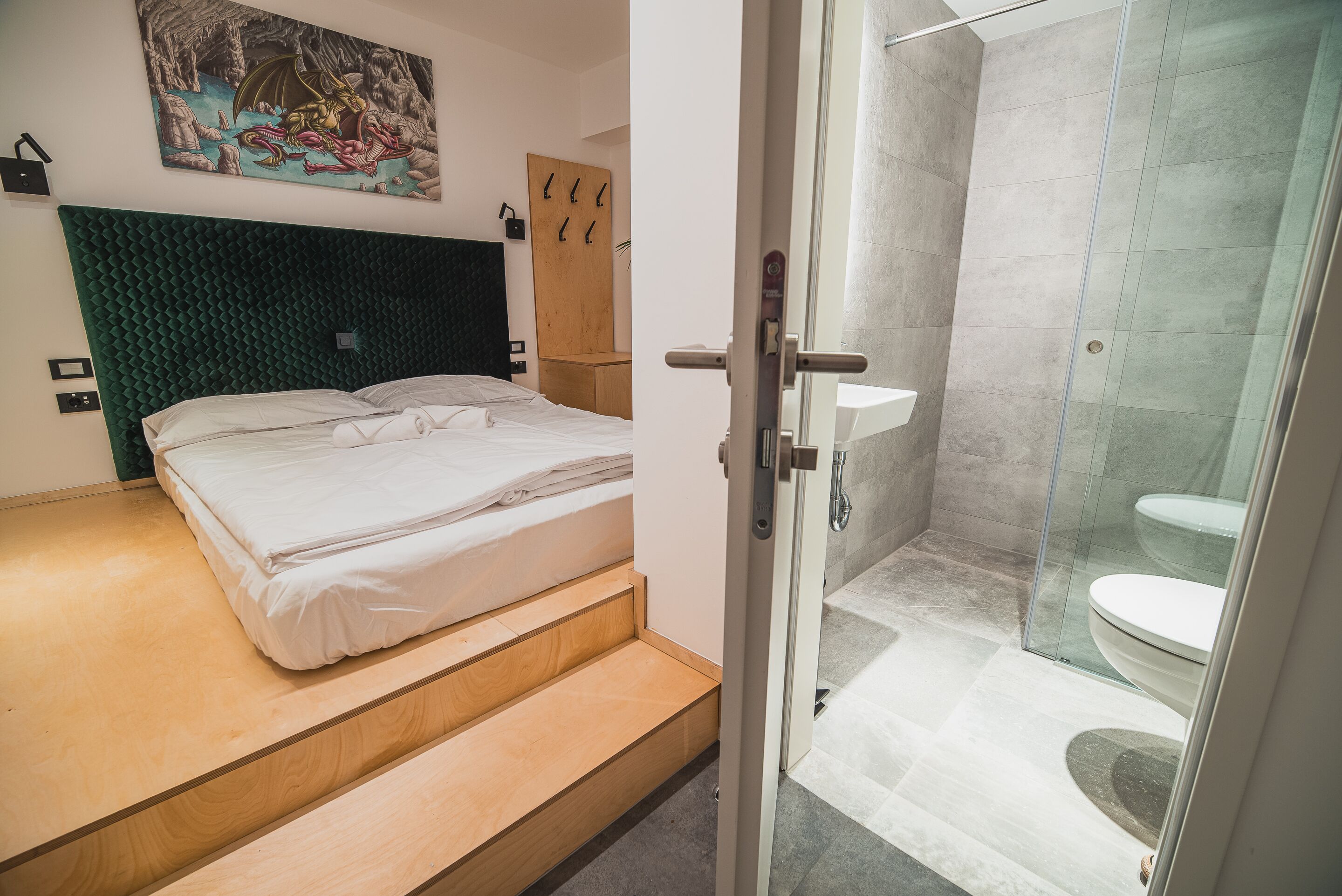 Double Room (Deluxe Double room with hot tub) | Bathroom | Towels, toilet paper