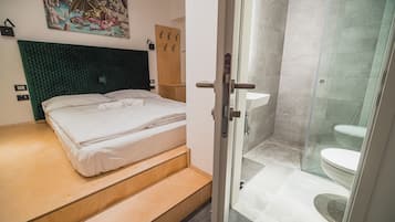 Double Room (Deluxe Double room with hot tub) | Bathroom | Towels, toilet paper