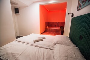 ห้องดับเบิล (Deluxe Double room with hot tub) | 25 ห้องนอน, ห้องพักตกแต่งอย่างมีเอกลักษณ์, ตกแต่งพิเศษโดยเฉพาะ