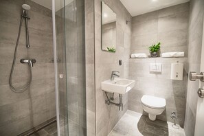 Habitación doble (Small double room - Capsule) | Baño | Toallas y papel higiénico