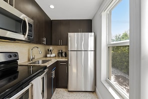 Coffee/tea maker, fridge, microwave, oven