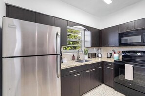 Wasserkocher mit Kaffee-/Teezubehör, Kühlschrank, Mikrowelle, Ofen