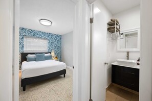 1 slaapkamer, een bureau, een strijkplank/strijkijzer, reisbedje