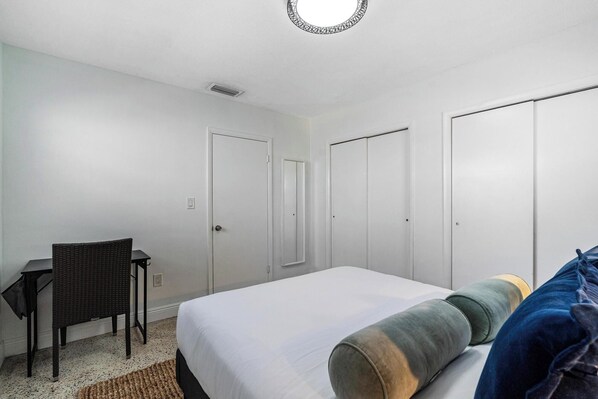 1 Schlafzimmer, Schreibtisch, Bügeleisen/Bügelbrett, Reisekinderbett