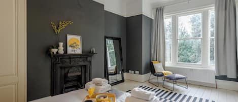 5 bedrooms, free WiFi, bed sheets