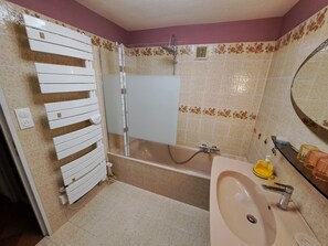 SĂšche-cheveux, bidet, serviettes fournies, papier toilette