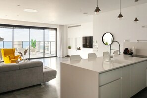 Ático, 4 habitaciones | Zona de estar | Una televisión, una chimenea