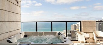 Luxury Penthouse on High Floor with Hot Tub