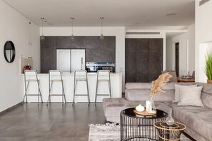Penthouse, 4 habitaciones | Cocina privada | Refrigerador con congelador, microondas, horno y parrilla de estufa 
