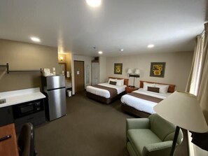 Escritorio, wifi gratis y ropa de cama 