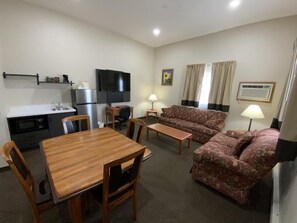 Escritorio, wifi gratis y ropa de cama 