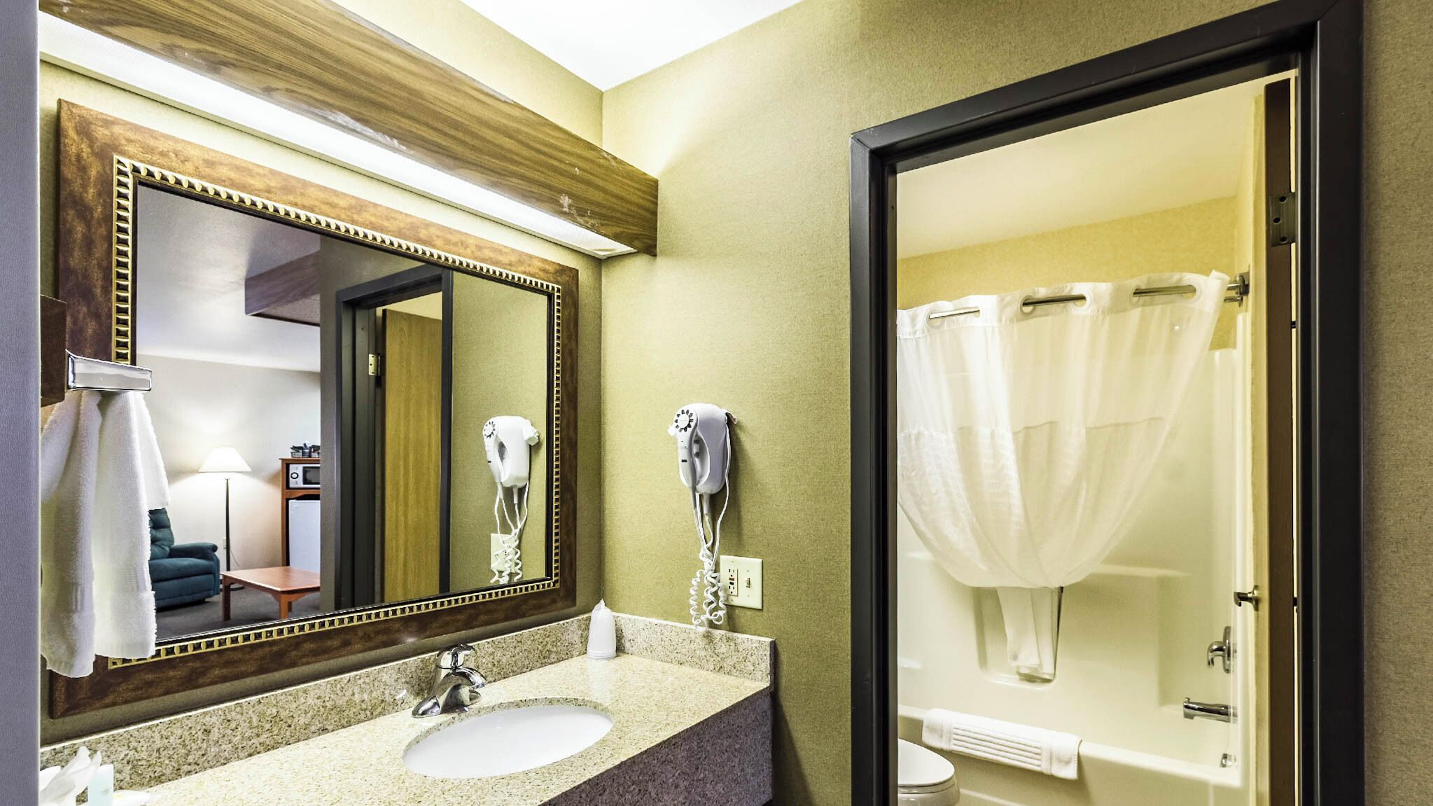 Bañera con ducha, toallas