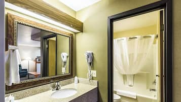 Bañera con ducha, toallas