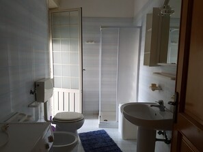 Shower, hair dryer, bidet, towels - Vacation home 30 meters from the sea (Marina di Mancaversa)